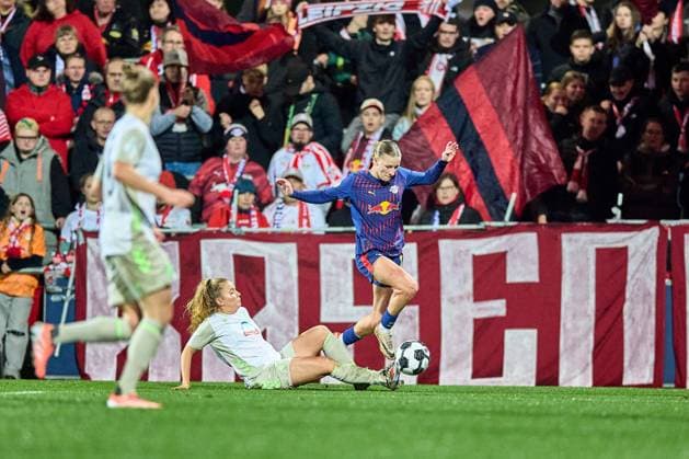 16 11 2025, GER, womens soccer, DFB Cup, round of 16, 2025 2026, RB Leipzig SV Werder Bremen Marlene Müller 27, RB Leipzig , action, with ball, asserts herself Leipzig training center of the Red Bull Saxony Germany