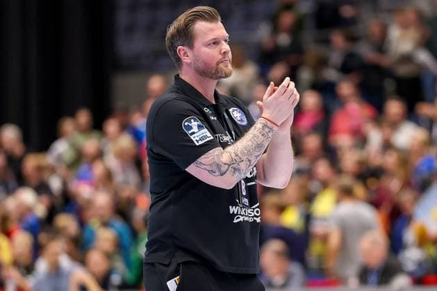 16 11 2025, Handball, HBL, Bergischer HC Rhein Neckar Löwen, Mitsubishi Electric HALLE Düsseldorf Final cheers after BHC head coach Arnor Gunnarssons victory BHC hc claps his hands happily North Rhine-Westphalia Germany