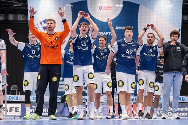 16 11 2025, Handball, HBL, Bergischer HC Rhein Neckar Löwen, Mitsubishi Electric HALLE Düsseldorf Final celebration after BHCs victory Nico Schöttle BHC 08 Goalkeeper Christopher Rudeck BHC 01 Soeren Steinhaus BHC 53 Aron Seesing BHC 49 Tomas Babak BHC 19 North Rhine-Westphalia Germany