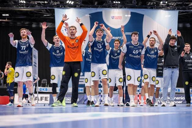 16 11 2025, Handball, HBL, Bergischer HC Rhein Neckar Löwen, Mitsubishi Electric HALLE Düsseldorf Final celebration after BHCs victory Nico Schöttle BHC 08 Goalkeeper Christopher Rudeck BHC 01 Soeren Steinhaus BHC 53 Aron Seesing BHC 49 Tomas Babak BHC 19 North Rhine-Westphalia Germany