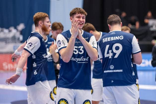 16 11 2025, Handball, HBL, Bergischer HC Rhein Neckar Löwen, Mitsubishi Electric HALLE Düsseldorf Closing cheers after the BHC victory Soeren Steinhaus BHC 53 North Rhine-Westphalia Germany