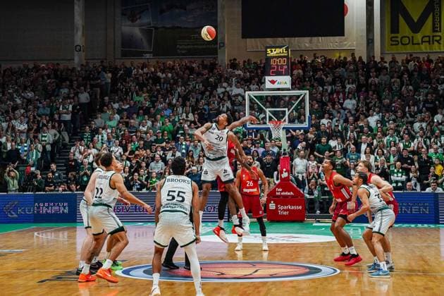 16 11 2025, xdaymx, Basketball DBB Pokal, Gladiators Trier FC Bayern München Tip off Gewinn Urald King Trier DFL DFB REGULATIONS PROHIBIT ANY USE OF PHOTOGRAPHS as IMAGE SEQUENCES and or QUASI VIDEO Trier