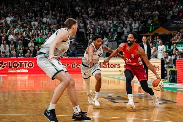 16 11 2025, xdaymx, Basketball DBB Pokal, Gladiators Trier FC Bayern Munich v l Eli Brooks Trier Spencer Dinwiddie Bayern Trier