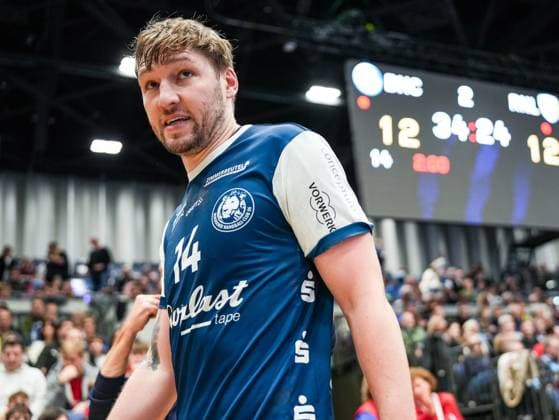 Gerdas Babarskas Bergischer HC, 14 discusses after his sending off with Christian vom Dorff Referee Bergischer HC vs Rhein Neckar Loewen, Handball, 1 Bundesliga, Matchday 12, Season 2025 2026, 16 11 2025 Bergischer HC vs Rhein Neckar Loewen, Handball, 1 Bundesliga, Matchday 12, Season 2025 2026, 16 11 2025 Duesseldorf Copyright: xEibner-Pressefoto DamianxKruczynx EP_DKI