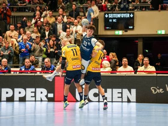 Soeren Steinhaus Bergischer HC, 53 is blocked by Lukas Sandell Rhein Neckar Loewen, 11 and Gino Steenaerts Rhein Neckar Loewen, 14 during a throw on goal Bergischer HC vs Rhein Neckar Loewen, Handball, 1 Bundesliga, Matchday 12, Season 2025 2026, 16 11 2025 Bergischer HC vs Rhein Neckar Loewen, Handball, 1 Bundesliga, Matchday 12, Season 2025 2026, 16 11 2025 Duesseldorf Copyright: xEibner-Pressefoto DamianxKruczynx EP_DKI