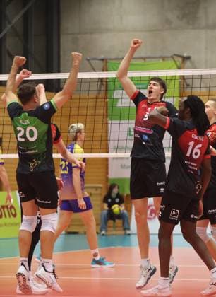Ludwigsburg , Volleyball Bundesliga , Barock Volleys MTV Ludwigsburg vs cerebricks VOLLEY GOATS Mitteldeutschland , Cheers Ludwigsburg , from left Jeffrey Klok Jan Huber Nyherowo Omene