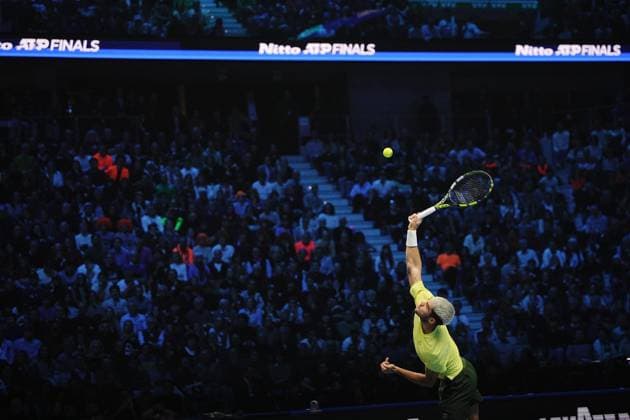 Spain s Carlos Alcaraz serves to Italy s Jannik Sinner during the singles final tennis match of the ATP, Tennis Herren World Tour Finals at the Inalpi Arena in Turin, Italy - Sunday, Nov. 16, 2025. - Tennis  Copyright: xMarcoxAlpozzi LaPressex