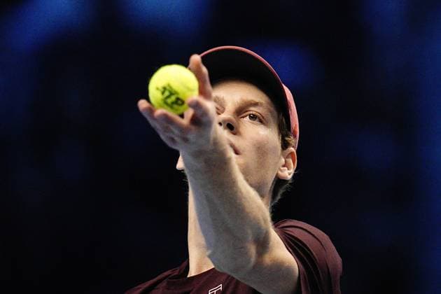 Italy s Jannik Sinner returns the ball to Spain s Carlos Alcaraz during the singles final tennis match of the ATP, Tennis Herren World Tour Finals at the Inalpi Arena in Turin, Italy - Sunday, Nov. 16, 2025. - Tennis  Copyright: xMarcoxAlpozzi LaPressex