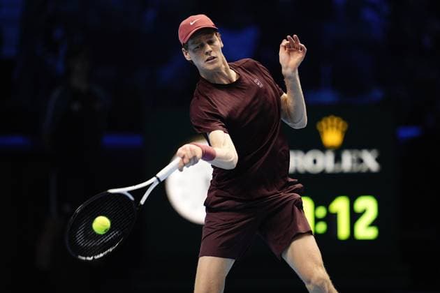 Italy s Jannik Sinner returns the ball to Spain s Carlos Alcaraz during the singles final tennis match of the ATP, Tennis Herren World Tour Finals at the Inalpi Arena in Turin, Italy - Sunday, Nov. 16, 2025. - Tennis  Copyright: xMarcoxAlpozzi LaPressex