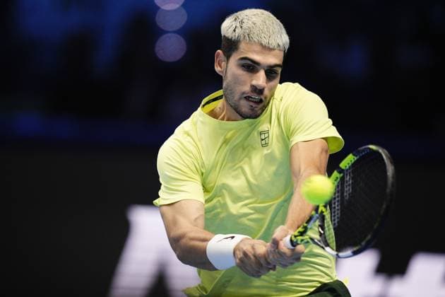 Spain s Carlos Alcaraz returns the ball to Italy s Jannik Sinner during the singles final tennis match of the ATP, Tennis Herren World Tour Finals at the Inalpi Arena in Turin, Italy - Sunday, Nov. 16, 2025. - Tennis  Copyright: xMarcoxAlpozzi LaPressex
