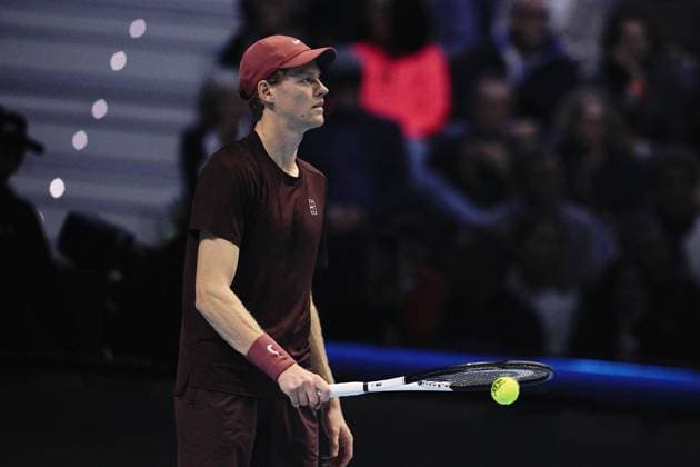 Italy s Jannik Sinner reacts for medical assistance among the crowd match interrupted during the singles final tennis match of the ATP, Tennis Herren World Tour Finals against Spain s Carlos Alcaraz at the Inalpi Arena in Turin, Italy - Sunday, Nov. 16, 2025. - Tennis  Copyright: xMarcoxAlpozzi LaPressex