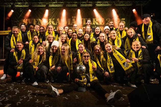 251116 Häckens players cheer with Crown Princess Victorias trophy during Häckens gold celebration after the Swedish Championship gold in Damallsvenskan on November 16, 2025 in Gothenburg  Copyright: MATHIASxBERGELD BB251116MB089