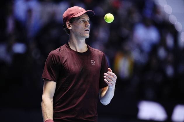 Italy s Jannik Sinner reacts for medical assistance among the crowd match interrupted during the singles final tennis match of the ATP, Tennis Herren World Tour Finals against Spain s Carlos Alcaraz at the Inalpi Arena in Turin, Italy - Sunday, Nov. 16, 2025. - Tennis  Copyright: xMarcoxAlpozzi LaPressex