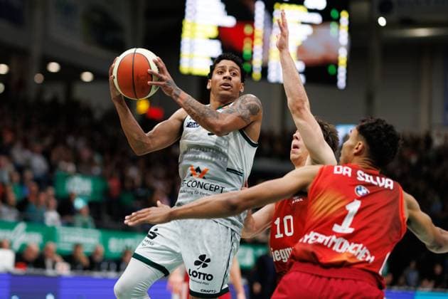 Eli Brooks Gladiators Trier in a duel with Justinian Jessup FC Bayern Basketball and Oscar da Silva FC Bayern Basketball , Vet Concept Gladiators Trier vs FC Bayern Basketball, Basketball, BBL Cup, Quarter-finals, 2025 2026 season, 16 11 2025 Vet Concept Gladiators Trier vs FC Bayern Basketball, Basketball, BBL Cup, Quarter-finals, 2025 2026 season, 16 11 2025 Copyright: xEibner-Pressefoto AlexanderxNeisx EP_ANS