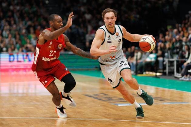 Marco Hollersbacher Gladiators Trier in duel with Isiaha Mike FC Bayern Basketball , Vet Concept Gladiators Trier vs FC Bayern Basketball, Basketball, BBL Pokal, Quarterfinals, Season 2025 2026, 16 11 2025 Vet Concept Gladiators Trier vs FC Bayern Basketball, Basketball, BBL Pokal, Quarterfinals, Season 2025 2026, 16 11 2025 Copyright: xEibner-Pressefoto AlexanderxNeisx EP_ANS