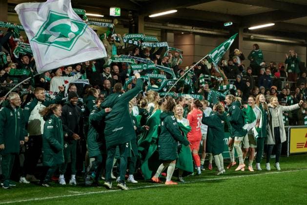 SV Werder Bremen players celebrating the victory, joy about the won match, THE DFB REGULATIONS PROHIBIT ANY USE OF PHOTOGRAPHS AS IMAGE SEQUENCES AND OR QUASI VIDEO , 16 11 2025, Leipzig Germany , Football, DFB Pokal Women, RB Leipzig SV Werder Bremen xobx