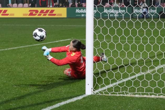 DFB Pokal Frauen RB Leipzig SV Werder Bremen 16 11 2025 Goalkeeper Mariella El Sherif 39, Werder Bremen holds the decisive shot in the penalty shootout Football, DFB Pokal Frauen, Saison 2025 2026, Achtelfinale RB Leipzig vs SV Werder Bremen am 16 11 2025, Trainingszentrum Cottaweg, Leipzig DFB REGULATIONS PROHIBIT ANY USE OF PHOTOGRAPHS AS IMAGE SEQUENCES AND OR QUASI VIDEO Copyright: xBEAUTIFULxSPORTS JanxKaeferx
