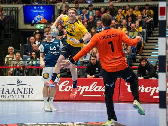 Haukur Thrastarson Rhein Neckar Loewen, 25 on jump shot against Christopher Rudeck Bergischer HC, 01 Bergischer HC vs Rhein Neckar Loewen, Handball, 1 Bundesliga, Matchday 12, Season 2025 2026, 16 11 2025 Bergischer HC vs Rhein Neckar Loewen, Handball, 1 Bundesliga, Matchday 12, Season 2025 2026, 16 11 2025 Duesseldorf Copyright: xEibner-Pressefoto DamianxKruczynx EP_DKI