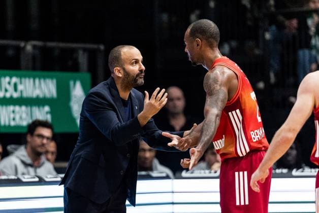 BBL Cup Vet Concept Gladiators Trier FC Bayern Munich 16 11 2025 TJ Parker Assistant Coach FC Bayern Munich talks to Isiaha Mike FC Bayern Munich, 22 BBL Cup Vet Concept Gladiators Trier FC Bayern Munich Trier, SWT Arena, 16 11 2025 Copyright: xBEAUTIFULxSPORTS Wunderlx