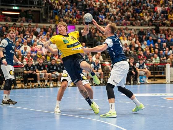 Edwin Aspenbaeck Rhein Neckar Loewen, 78 tries to throw the ball into the goal Lars Mitchell Kooij Bergischer HC, 15 and Nico Schoettle Bergischer HC, 08 try to block it Bergischer HC vs Rhein Neckar Loewen, Handball, 1 Bundesliga, Matchday 12, Season 2025 2026, 16 11 2025 Bergischer HC vs Rhein Neckar Loewen, Handball, 1 Bundesliga, Matchday 12, Season 2025 2026, 16 11 2025 Duesseldorf Copyright: xEibner-Pressefoto DamianxKruczynx EP_DKI