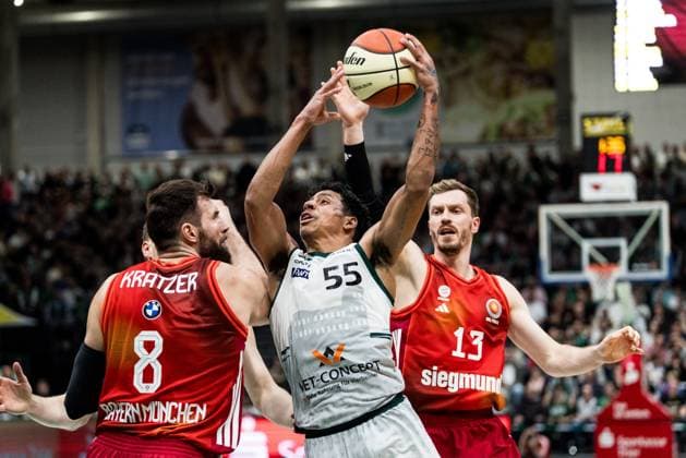BBL Cup Vet Concept Gladiators Trier FC Bayern Munich 16 11 2025 Leon Kratzer FC Bayern Munich, 8 , Eli Brooks Vet Concept Gladiators Trier, 55 on the ball, Andreas Andi Obst FC Bayern Munich, 13 BBL Cup Vet Concept Gladiators Trier FC Bayern Munich Trier, SWT Arena, 16 11 2025 Copyright: xBEAUTIFULxSPORTS Wunderlx