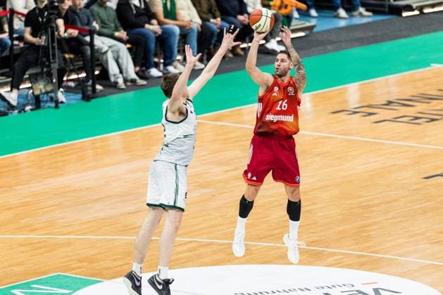 BBL Cup Vet Concept Gladiators Trier FC Bayern Munich 16 11 2025 Marten Linßen Vet Concept Gladiators Trier, 12 , Stefan Jovic FC Bayern Munich, 16 in the throw BBL Cup Vet Concept Gladiators Trier FC Bayern Munich Trier, SWT Arena, 16 11 2025 Copyright: xBEAUTIFULxSPORTS Wunderlx