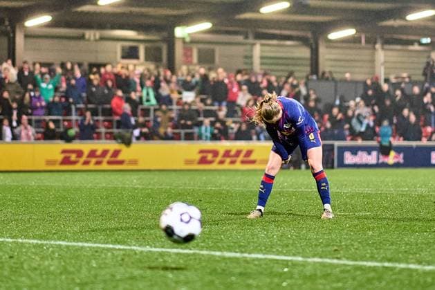 16 11 2025, GER, womens soccer, DFB Cup, round of 16, 2025 2026, RB Leipzig SV Werder Bremen Lou Ann Joly 6, RB Leipzig after missing penalty Leipzig training center of the Red Bull Saxony Germany