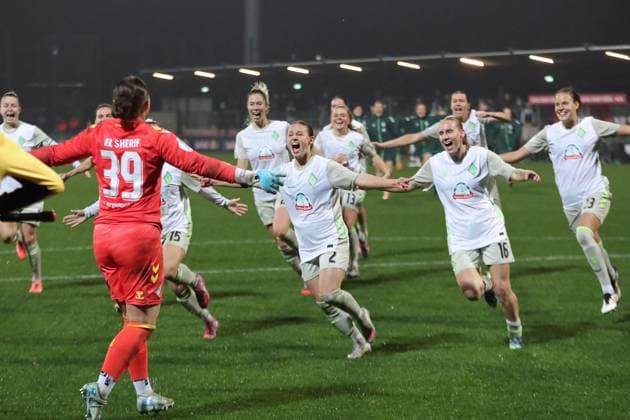 DFB Pokal Women RB Leipzig SV Werder Bremen 16 11 2025 The team celebrates goalkeeper Mariella El Sherif 39, Werder Bremen for the decisive save in the penalty shootout Football, DFB Pokal Women, Season 2025 2026, Round of 16 RB Leipzig vs SV Werder Bremen on 16 11 2025, Training Center Cottaweg, Leipzig DFB REGULATIONS PROHIBIT ANY USE OF PHOTOGRAPHS AS IMAGE SEQUENCES AND OR QUASI VIDEO Copyright: xBEAUTIFULxSPORTS JanxKaeferx