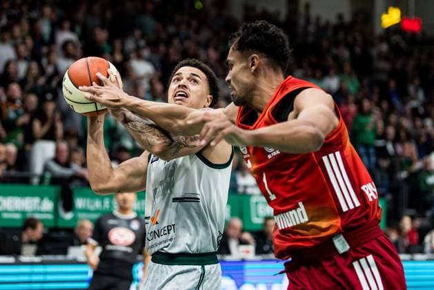BBL Cup Vet Concept Gladiators Trier FC Bayern Munich 16 11 2025 Nolan Adekunle Vet Concept Gladiators Trier, 22 in the throw, Oscar da Silva FC Bayern Munich, 1 BBL Cup Vet Concept Gladiators Trier FC Bayern Munich Trier, SWT Arena, 16 11 2025 Copyright: xBEAUTIFULxSPORTS Wunderlx