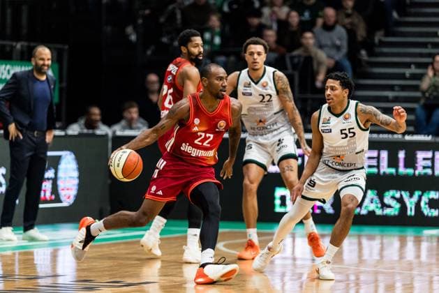 BBL Cup Vet Concept Gladiators Trier FC Bayern Munich 16 11 2025 Isiaha Mike FC Bayern Munich, 22 on the ball, Eli Brooks Vet Concept Gladiators Trier, 55 BBL Cup Vet Concept Gladiators Trier FC Bayern Munich Trier, SWT Arena, 16 11 2025 Copyright: xBEAUTIFULxSPORTS Wunderlx