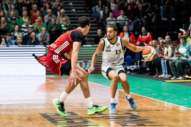 BBL Cup Vet Concept Gladiators Trier FC Bayern Munich 16 11 2025 Vladimir Lucic FC Bayern Munich, 11 , Jordan Roland Vet Concept Gladiators Trier, 15 on the ball BBL Cup Vet Concept Gladiators Trier FC Bayern Munich Trier, SWT Arena, 16 11 2025 Copyright: xBEAUTIFULxSPORTS Wunderlx