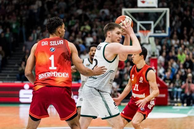 BBL Cup Vet Concept Gladiators Trier FC Bayern Munich 16 11 2025 Oscar da Silva FC Bayern Munich, 1 , Marten Linßen Vet Concept Gladiators Trier, 12 on the ball BBL Cup Vet Concept Gladiators Trier FC Bayern Munich Trier, SWT Arena, 16 11 2025 Copyright: xBEAUTIFULxSPORTS Wunderlx