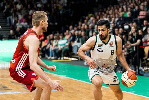 BBL Cup Vet Concept Gladiators Trier FC Bayern Munich 16 11 2025 Justus Hollatz FC Bayern Munich, 21 , Behnam Yakhchali Vet Concept Gladiators Trier, 8 on the ball BBL Cup Vet Concept Gladiators Trier FC Bayern Munich Trier, SWT Arena, 16 11 2025 Copyright: xBEAUTIFULxSPORTS Wunderlx