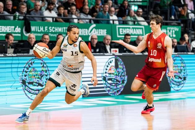 BBL Cup Vet Concept Gladiators Trier FC Bayern Munich 16 11 2025 Jordan Roland Vet Concept Gladiators Trier, 15 on the ball, Justinian Jessup FC Bayern Munich, 10 BBL Cup Vet Concept Gladiators Trier FC Bayern Munich Trier, SWT Arena, 16 11 2025 Copyright: xBEAUTIFULxSPORTS Wunderlx