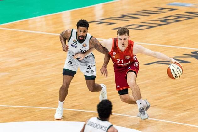 BBL Cup Vet Concept Gladiators Trier FC Bayern Munich 16 11 2025 Urald King Vet Concept Gladiators Trier, 20 , Justus Hollatz FC Bayern Munich, 21 on the ball BBL Cup Vet Concept Gladiators Trier FC Bayern Munich Trier, SWT Arena, 16 11 2025 Copyright: xBEAUTIFULxSPORTS Wunderlx