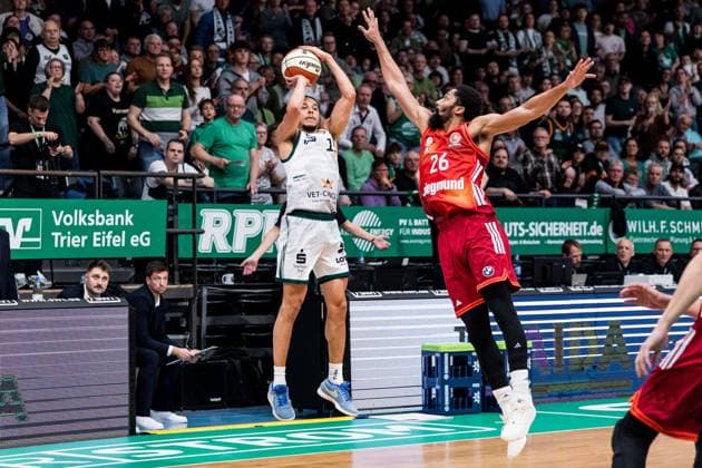 BBL Cup Vet Concept Gladiators Trier FC Bayern Munich 16 11 2025 Jordan Roland Vet Concept Gladiators Trier, 15 in the throw, Spencer Dinwiddie FC Bayern Munich, 26 BBL Cup Vet Concept Gladiators Trier FC Bayern Munich Trier, SWT Arena, 16 11 2025 Copyright: xBEAUTIFULxSPORTS Wunderlx