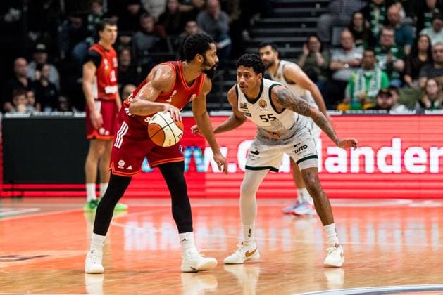 BBL Cup Vet Concept Gladiators Trier FC Bayern Munich 16 11 2025 Spencer Dinwiddie FC Bayern Munich, 26 on the ball, Eli Brooks Vet Concept Gladiators Trier, 55 BBL Cup Vet Concept Gladiators Trier FC Bayern Munich Trier, SWT Arena, 16 11 2025 Copyright: xBEAUTIFULxSPORTS Wunderlx