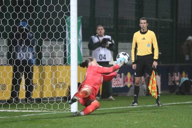16 11 2025 Football Women 2025 2026 DFB Cup Round of 16 RB Leipzig SV Werder Bremen RB Leipzig Football Academy on Cottaweg Leipzig Mariella El Sherif Bremen saves Persis Otengs decisive penalty kick Leipzig Saxony Germany