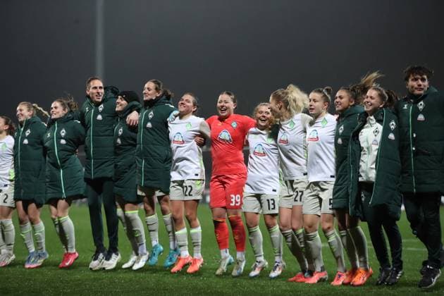 DFB Pokal Women RB Leipzig SV Werder Bremen 16 11 2025 The Werder Bremen team jumps and dances in front of the fan block, cheers, joy, emotions, victory soccer, DFB Pokal Women, season 2025 2026, round of 16 RB Leipzig vs SV Werder Bremen on 16 11 2025, Training Center Cottaweg, Leipzig DFB REGULATIONS PROHIBIT ANY USE OF PHOTOGRAPHS AS IMAGE SEQUENCES AND OR QUASI VIDEO Copyright: xBEAUTIFULxSPORTS JanxKaeferx