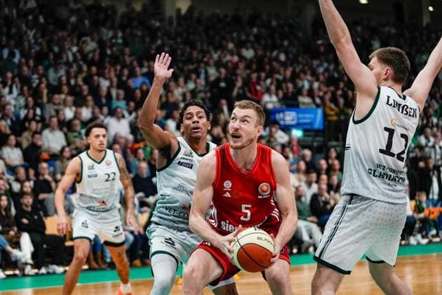 16 11 2025, xdaymx, Basketball DBB Pokal, Gladiators Trier FC Bayern München vl Nolan Adekunle Trier , Eli Brooks Trier , Niels Giffey Bayern Marten Linßen Trier DFL DFB REGULATIONS PROHIBIT ANY USE OF PHOTOGRAPHS as IMAGE SEQUENCES and or QUASI VIDEO Trier