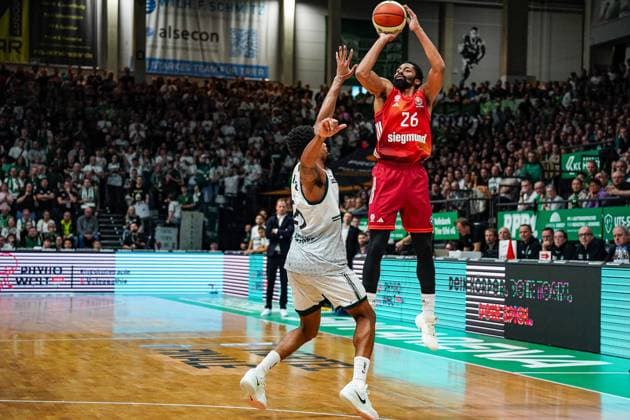 16 11 2025, xdaymx, Basketball DBB Pokal, Gladiators Trier FC Bayern München vl Abschluss Urald King Trier Oscar da Silva Bayern DFL DFB REGULATIONS PROHIBIT ANY USE OF PHOTOGRAPHS as IMAGE SEQUENCES and or QUASI VIDEO Trier
