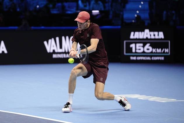 Italy s Jannik Sinner returns the ball to Spain s Carlos Alcaraz during the singles final tennis match of the ATP, Tennis Herren World Tour Finals at the Inalpi Arena in Turin, Italy - Sunday, Nov. 16, 2025. - Tennis  Copyright: xMarcoxAlpozzi LaPressex