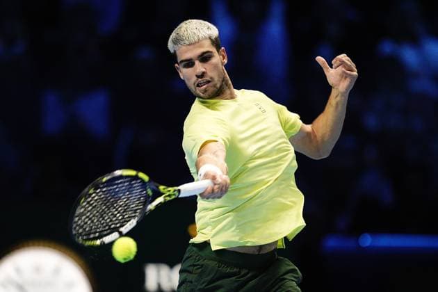 Spain s Carlos Alcaraz returns the ball to Italy s Jannik Sinner during the singles final tennis match of the ATP, Tennis Herren World Tour Finals at the Inalpi Arena in Turin, Italy - Sunday, Nov. 16, 2025. - Tennis  Copyright: xMarcoxAlpozzi LaPressex