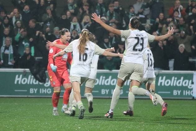16 11 2025 Football Women 2025 2026 DFB Cup Round of 16 RB Leipzig SV Werder Bremen RB Leipzig Football Academy on Cottaweg Leipzig Mariella El Sherif Bremen is cheered by her teammates after her last penalty kick saved Leipzig Saxony Germany