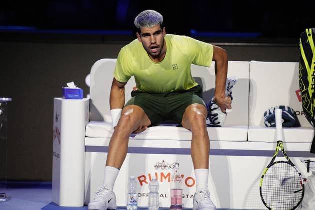 Spain s Carlos Alcaraz touch his leg during the singles final tennis match of the ATP, Tennis Herren World Tour Finals against Italy s Jannik Sinner at the Inalpi Arena in Turin, Italy - Sunday, Nov. 16, 2025. - Tennis  Copyright: xMarcoxAlpozzi LaPressex