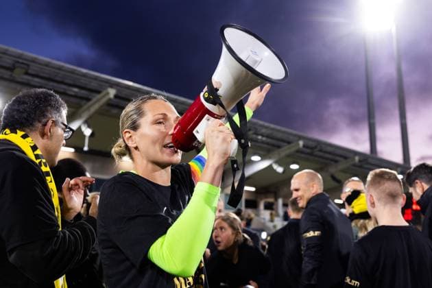 251116 Häcken goalkeeper Jennifer Falk celebrates after winning the Damallsvenskan and the football match between Häcken and Pitea on November 16, 2025 in Gothenburg  Copyright: MICHAELxERICHSEN BB251116MI067