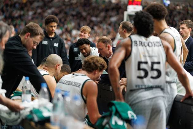 Jacques Schneider Gladiators Trier during the time-out speech, Vet Concept Gladiators Trier vs FC Bayern Basketball, Basketball, BBL Cup, Quarter-finals, 2025 2026 season, 16 11 2025 Vet Concept Gladiators Trier vs FC Bayern Basketball, Basketball, BBL Cup, Quarter-finals, 2025 2026 season, 16 11 2025 Copyright: xEibner-Pressefoto AlexanderxNeisx EP_ANS