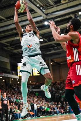 16 11 2025, xdaymx, Basketball DBB Pokal, Gladiators Trier FC Bayern Munich vl Korbleger Eli Brooks Trier Spencer Dinwiddie Bayern Trier