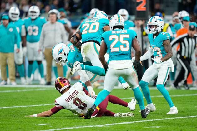 November 16, 2025, Madrid, Madrid, Spain: Marcus Mariota of the Washington Commanders, Bradley Chubb and Jordyn Brooks of the Miami Dolphins compete for the ball during the National Football League NFL, American Football Herren, USA 2025 Madrid Game, match played between Miami Dolphins and Washington Commanders at Bernabeu stadium on November 16, 2025, in Madrid, Spain. Madrid Spain - ZUMAa181 20251116_zaa_a181_078 Copyright: xOscarxJ.xBarrosox