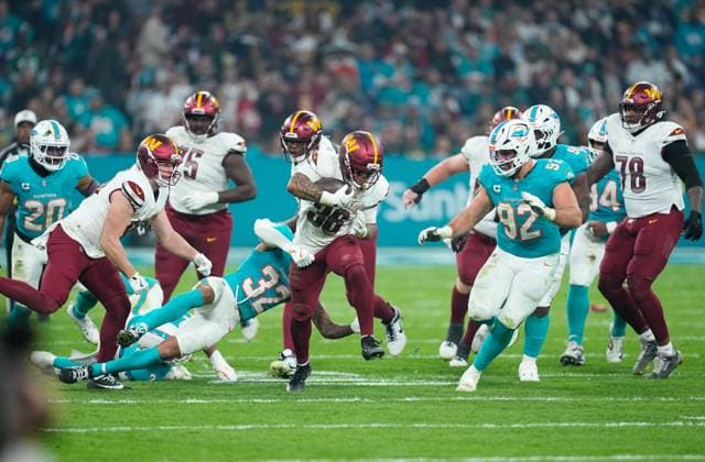 November 16, 2025, Madrid, Madrid, Spain: Chris Rodriguez Jr. of the Washington Commanders and Juju Brents of the Miami Dolphins compete for the ball during the National Football League NFL, American Football Herren, USA 2025 Madrid Game, match played between Miami Dolphins and Washington Commanders at Bernabeu stadium on November 16, 2025, in Madrid, Spain. Madrid Spain - ZUMAa181 20251116_zaa_a181_089 Copyright: xOscarxJ.xBarrosox